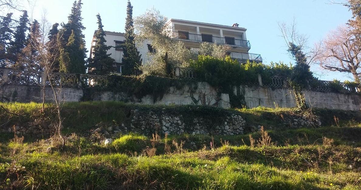Vente terrain 25 ha, villa, source d'eau exploitable