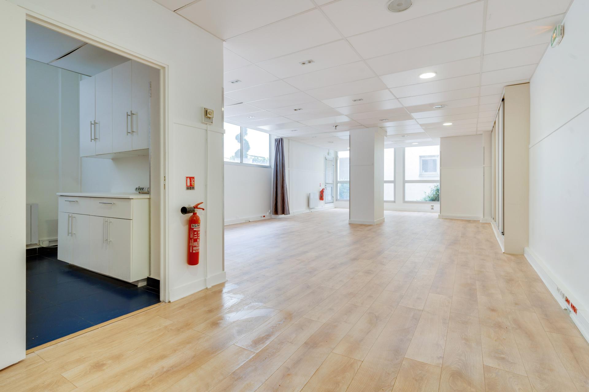 A vendre Local commercial idéalement situé , Paris 9 refait à neuf 